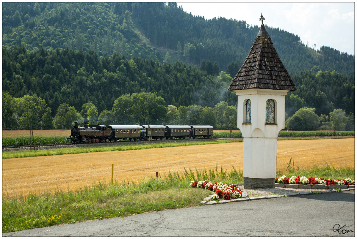 Die NBik Dampflok 93.1332 fährt für eine Englische Reisegruppe durch das wunderschöne  Görschitztal, fotografiert beim Selesenkreuz nahe Brückl. 26.07.2019