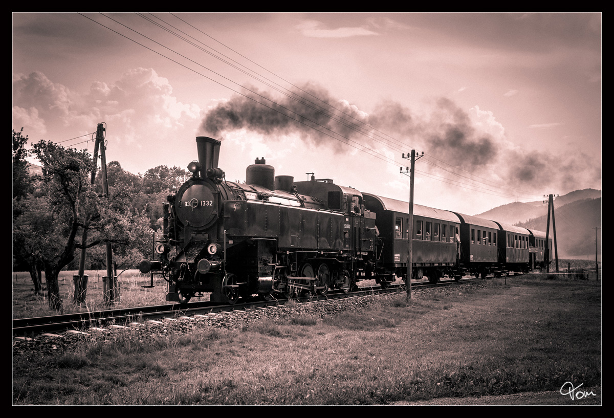 Die NBik Dampflok 93.1332 fährt für eine Englische Reisegruppe durch das wunderschöne Görschitztal, fotografiert nahe Eberstein.
26.07.2019
