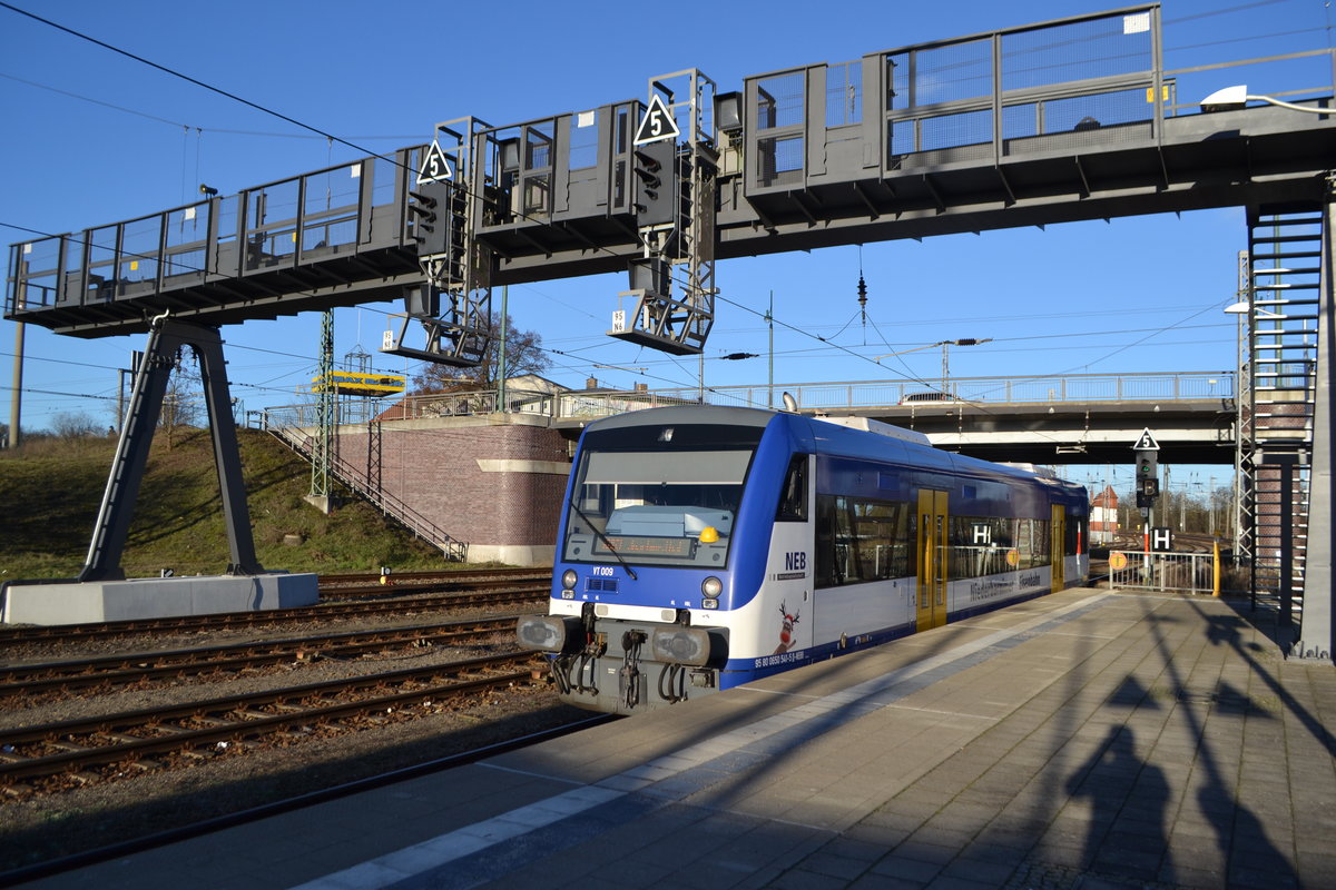 Die NEB fährt mit Triebwagen der BR 650 die Linie RB 63 nach Joachimsthal. Hier bei der Ausfahrt in Eberswalde Hbf. 02.12.2016