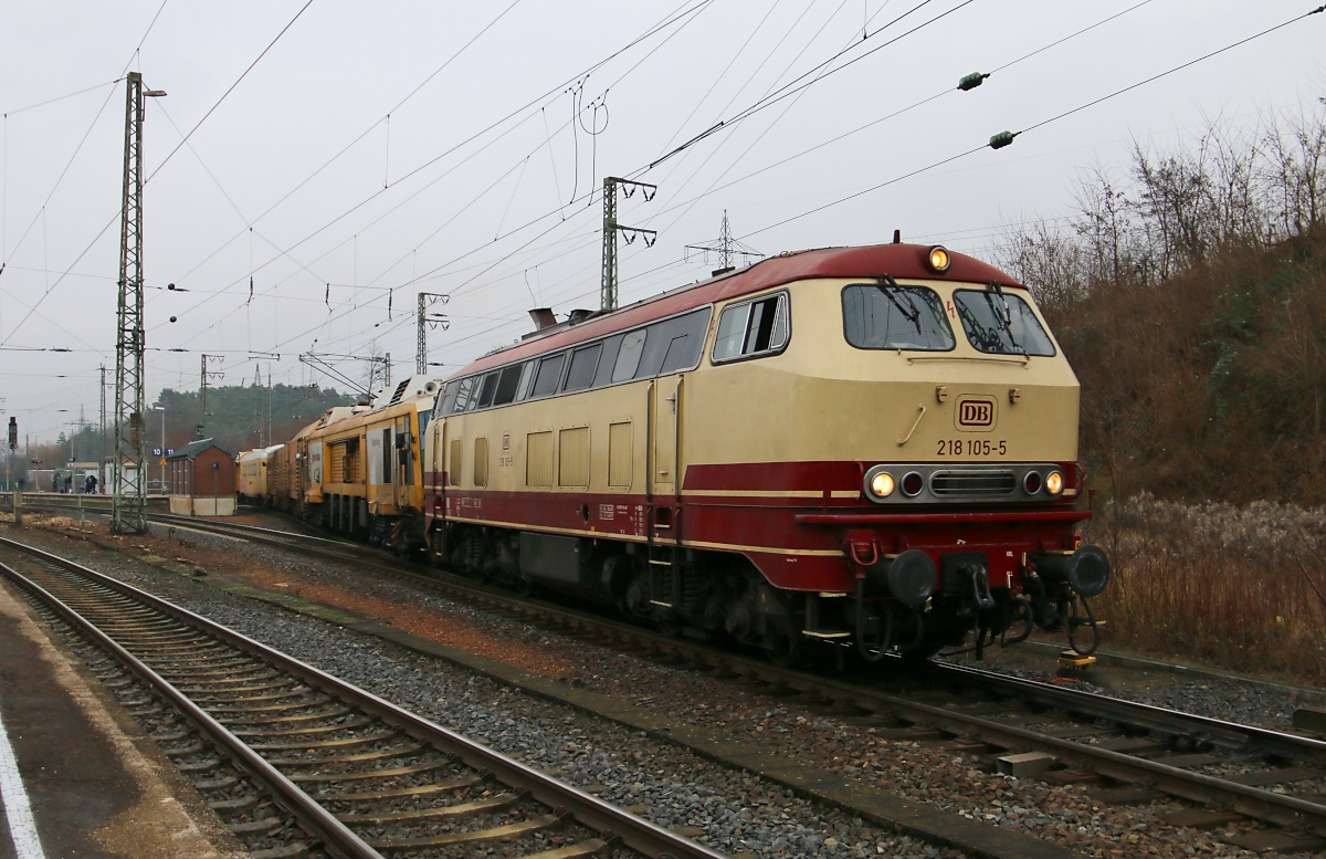 Die NeSa 218 105-5 kam am 18.12.2016 mit einem Schweerbau-Bauzug aus Richtung Osten gen Bebra durch Eichenberg.
