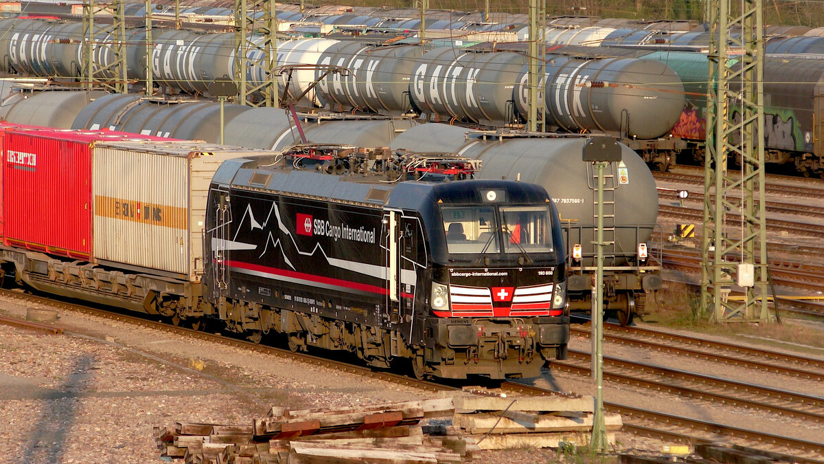 Die neu beklebte SBB Shadowpiercer 193 658-2  Vierwaldstättersee  steht in der Abendsonne des 23.03.2022 in Karlsruhe Gbf.