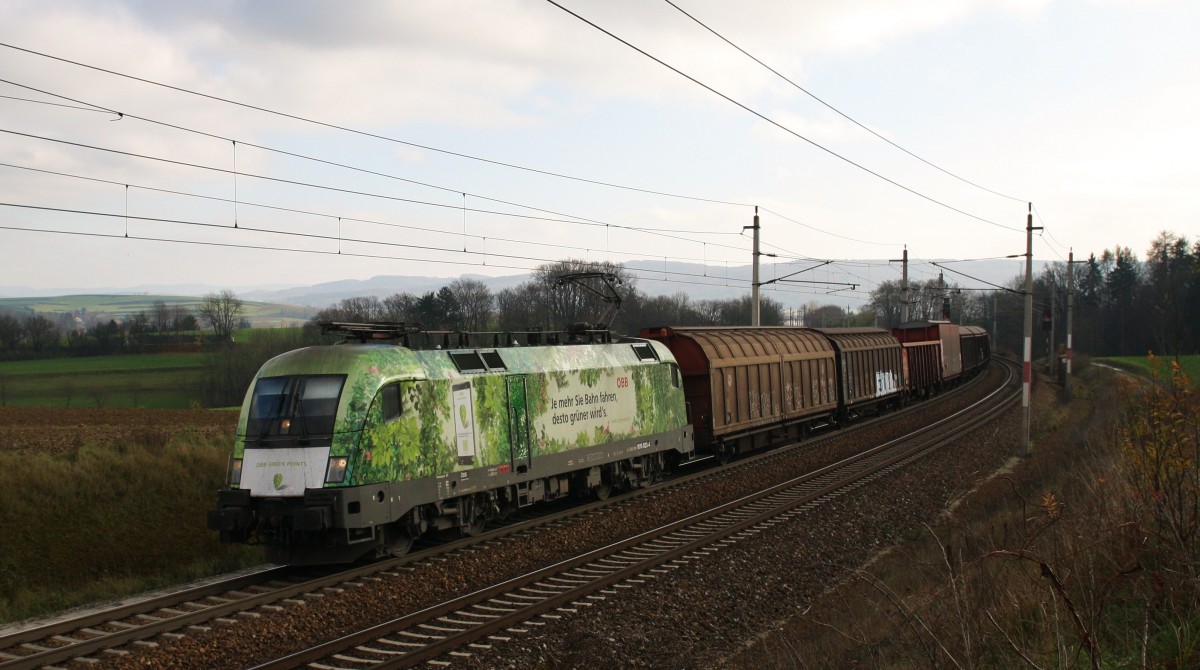Die neu Gestaltete 1016 023-4 ``ÖBB green points`` ist am 21.11.2014 wieder auf dem Rückweg von Wien nach Passau, hier auf der Westbahn bei Böheimkirchen Richtung St. Pölten.