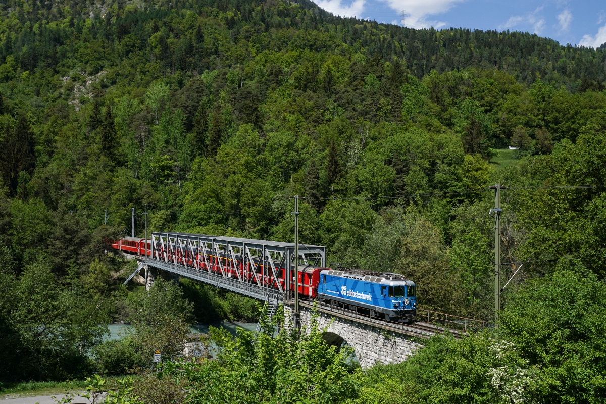 Die neu gestaltete Ge 4/4 II 619 nähert sich am 10.05.2015 Reichenau-Tamins.