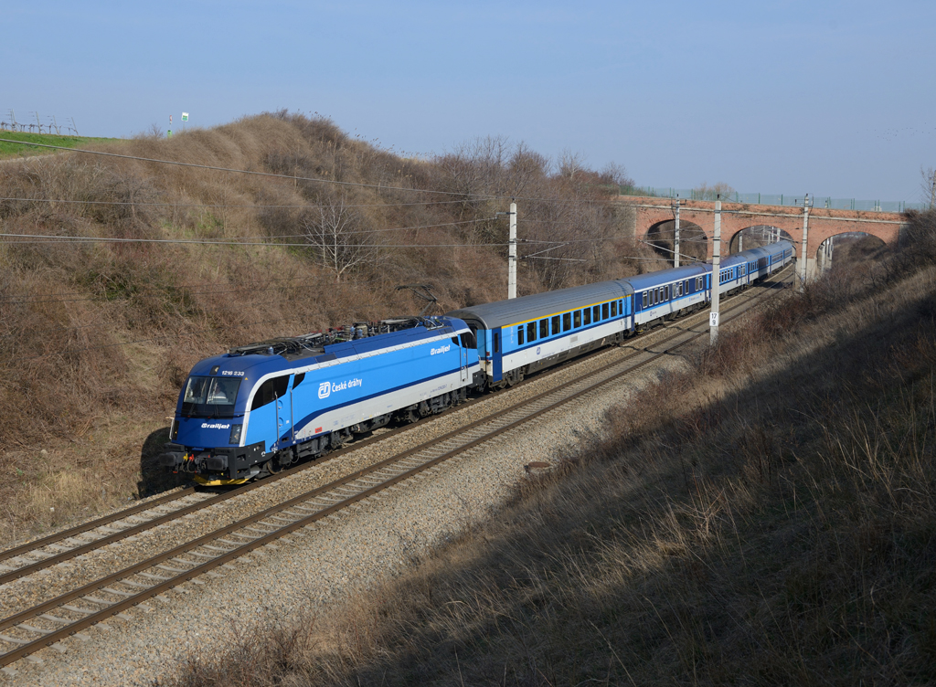 Die neu lackierte, für den CD-Railjetdienst vorgesehene 1216 233 war am 08.03. 2014 mit dem EC 71  Gustav Mahler  von Prag nach Wiener Neustadt unterwegs, und wurde bei der   Kaiserbrücke  in Guntramsdorf fotografiert. 