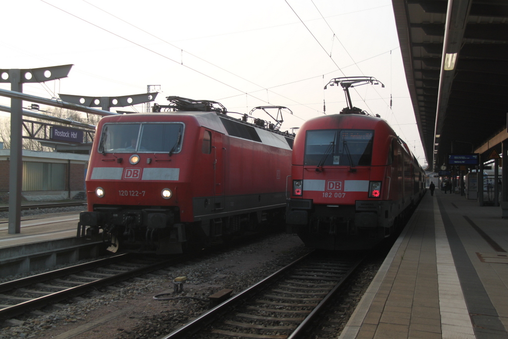 Die neu Rostocker 182 007-5 stand am 10.04.2015 mit RE1(RE 4316)von Rostock Hbf nach Hamburg Hbf im Rostocker Hbf