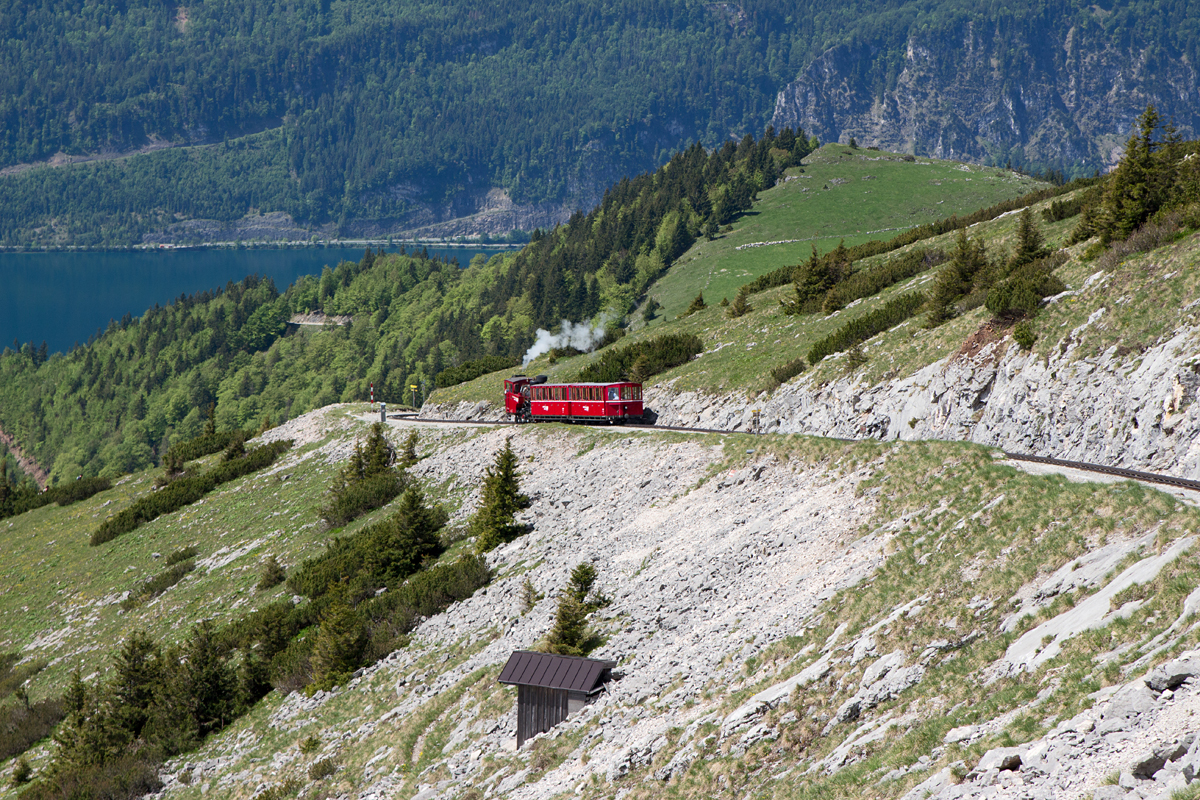 Die Neubaudampfloks der Schafbergbahn dampfen nur sichtbar bei der Abfahrt - durch die Bremsleistung, die sie erbringen müssen - wie hier am 26.05.16, als ein Zug zum Kreuzungsbahnhof Schafbergalm unterwegs ist.