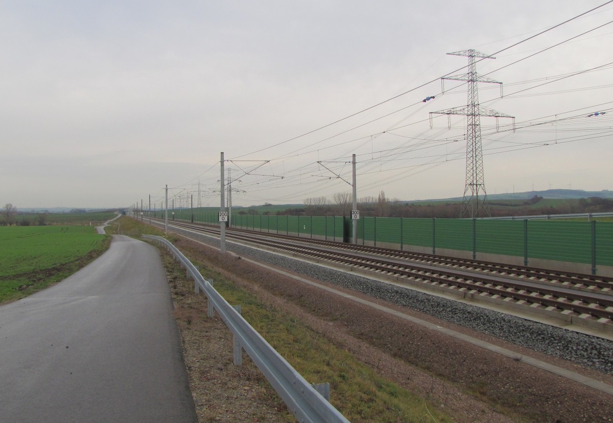 Die Neubaustrecke von Erfurt nach Halle (Saale) und Leipzig, am 09.12.2015 bei Erfurt-Vieselbach. An dem Tag wurde die Strecke durch eine zentrale Inbetriebnahmefeier in Leipzig feierlich erffnet.