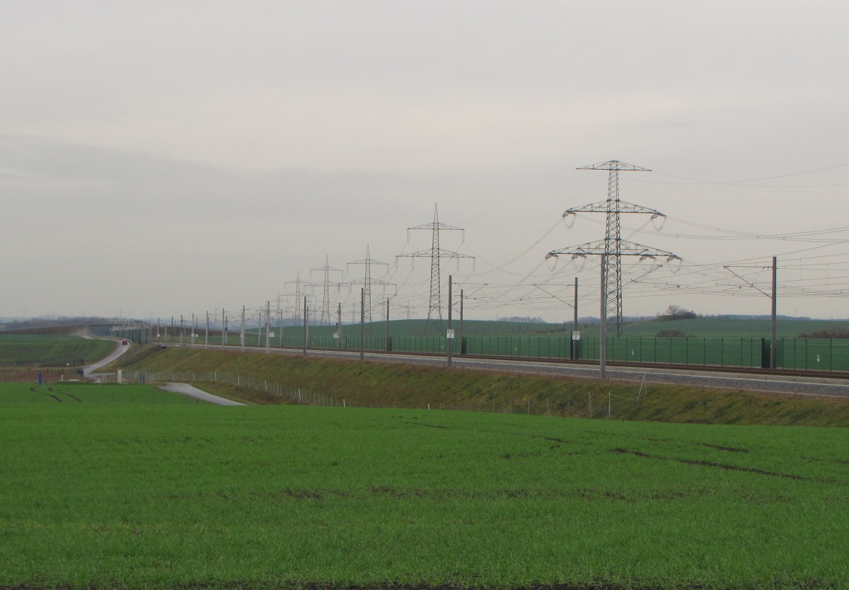 Die Neubaustrecke von Erfurt nach Halle und Leipzig, am 09.12.2015 bei km 200.0 in der Nähe von Erfurt-Vieselbach.