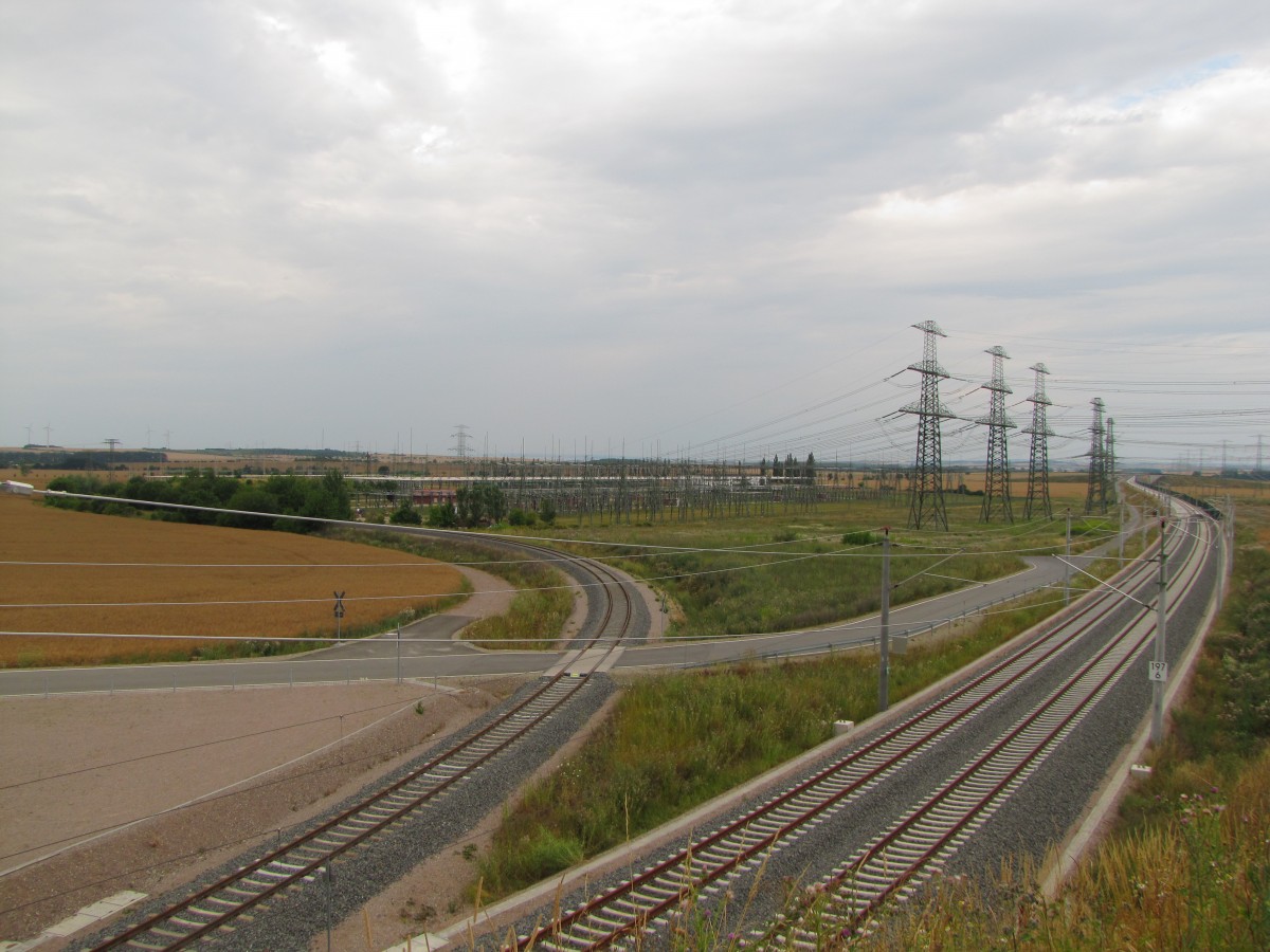 Die Neubaustrecke KBS 504 am 26.07.2012 bei Erfurt Linderbach mit einem Anschlussgleis zu einem Umspannwerk.