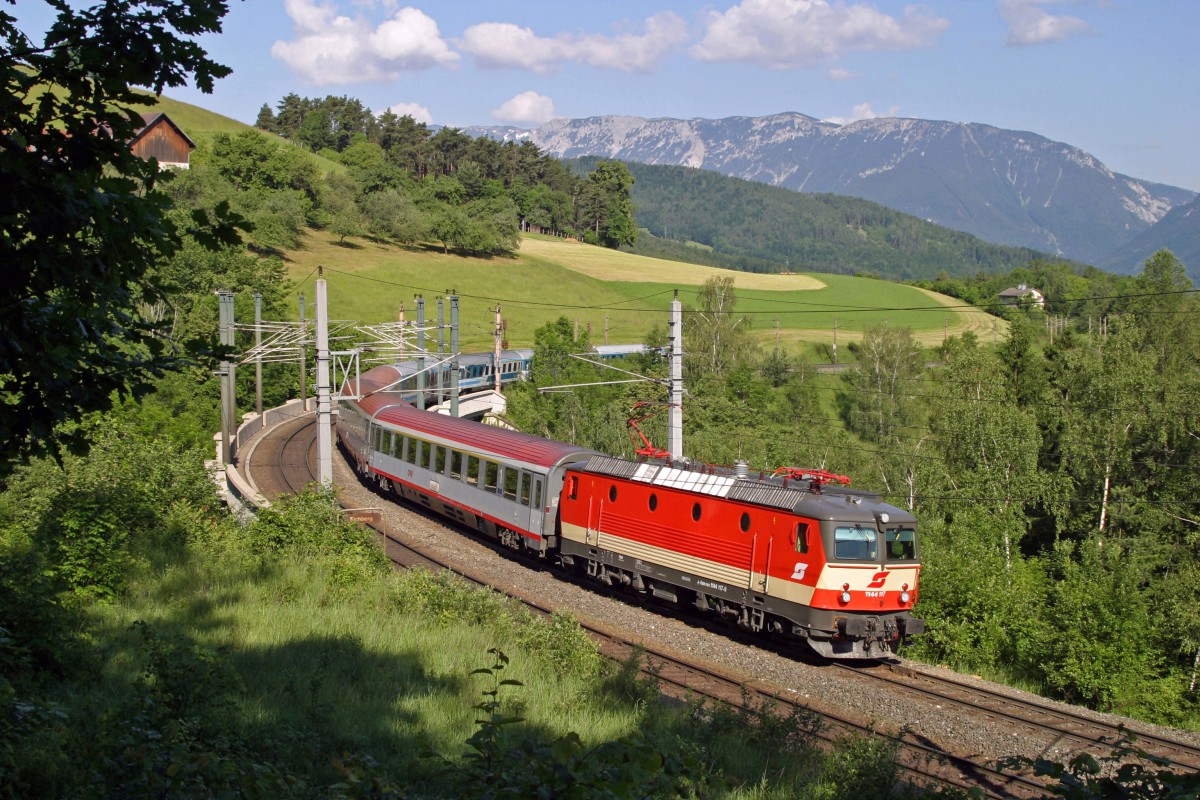 Die neue 1144.117 mit EC-151  Emona  beim überqueren des Abfaltersbachgraben-Viadukt kurz vor Eichberg am 4.6.14