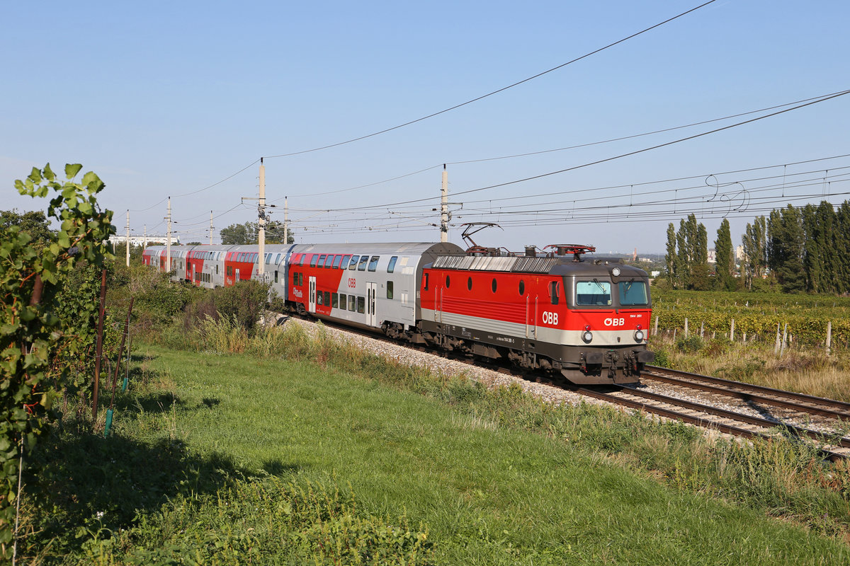 Die neue 1144.261 fährt mit R-2347 bei Gumpoldskirchen nach Wr.Neustadt. 18.9.18