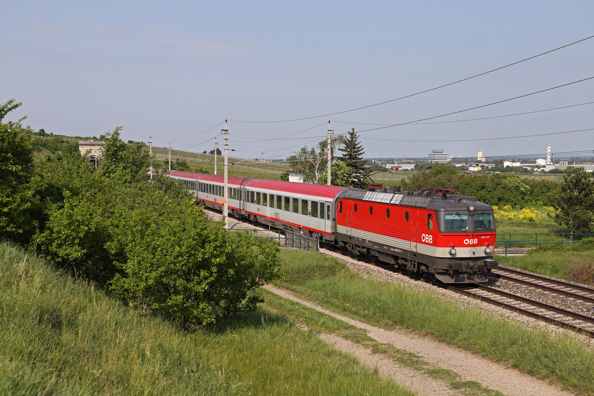 Die neue 1144.271 fährt mit EC-159 durch die schöne Frühlingslandschaft rund um Pfaffstätten am 5.5.18