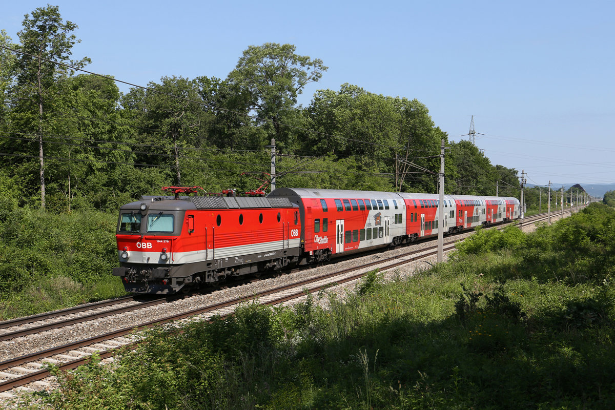 Die neue 1144.279 fährt mit ihren Reg.durch den frisch grünen Dunkelsteinerwald bei Leobersdorf am 21.5.18