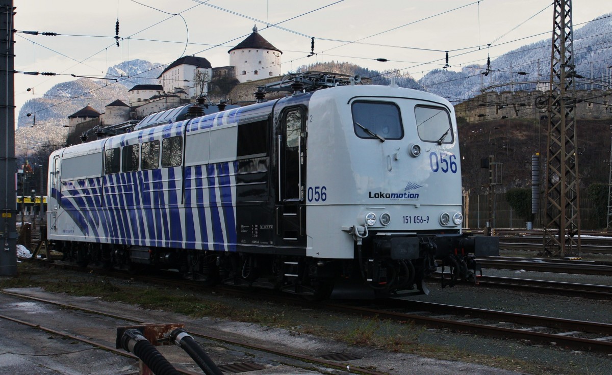Die neue 151 056-9 von Lokomotion steht am 19.1.2015 im Bahnhof Kufstein. Im neuen Zebralook ist sie jetzt auf der Inntal- und Brennerstrecke unterwegs.