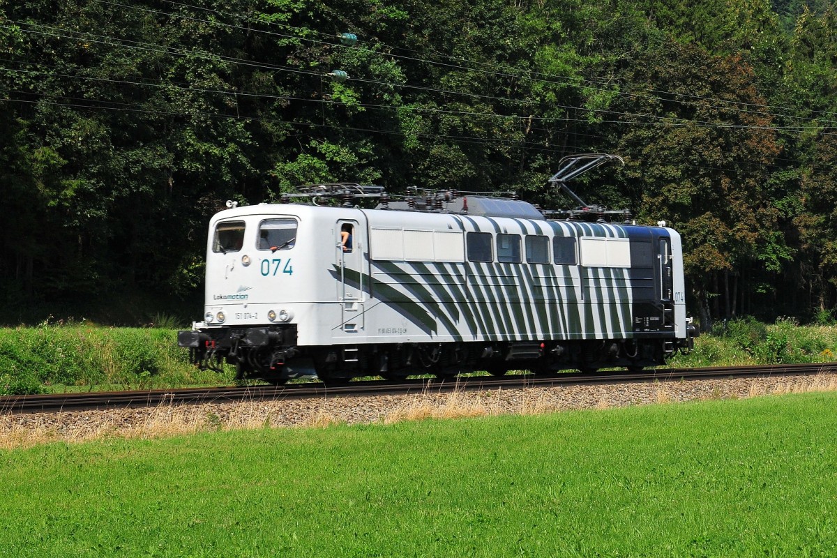 Die neue 151 074-2 von Lokomotion im ``grünen Zebralook`` am 14.08.2015 bei Oberaudorf in Richtung Kufstein.