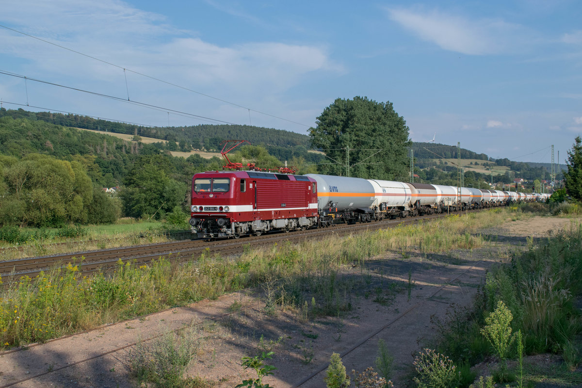 Die neue 243 864 von DeltaRail durchfuhr den Bf Oberhaun am 12.08.2020 in Richtung Bad Hersfeld.