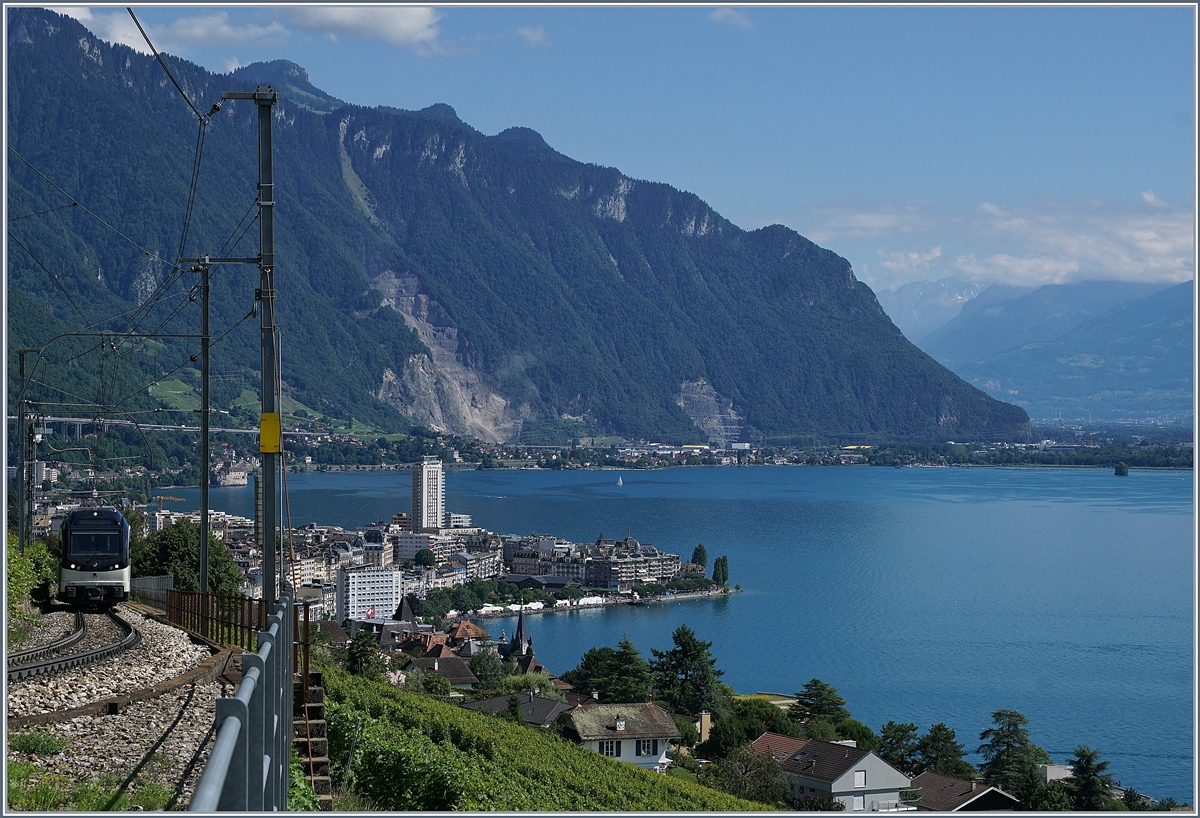 Die neue Alltagskost der MOB: SURF und Alpina; doch bei aller Liebe zur Bahn, bei dieser Aussicht schweift auch des Bahn-Fotografen-Blick in die Ferne...
Zu den paar Pixeln, die dieses Bild zum Bahnbild machen: der MVR ABeh 2/6 7506 erreicht in Kürze als Regionalzug 2346 von Montreux nach Les Avants den Halt Châtelard VD.
3. Juli 2017