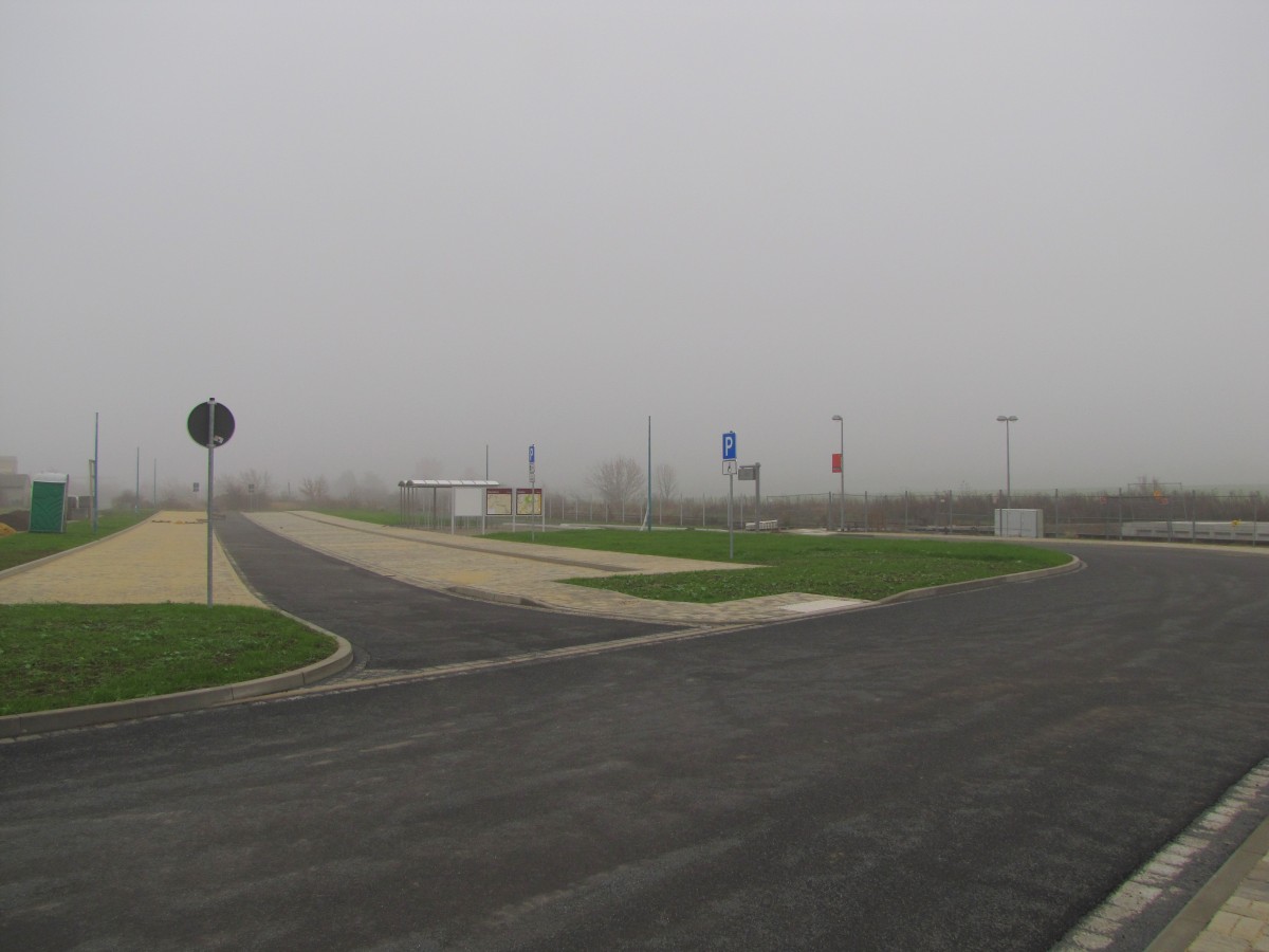 Die neue Bahn-Bus-Schnittstelle am 17.11.2013 am Bahnhof Laucha. Diese wird am 12.12.2013 feierlich eröffnet und geht ab 15.12.2013 in Betrieb.