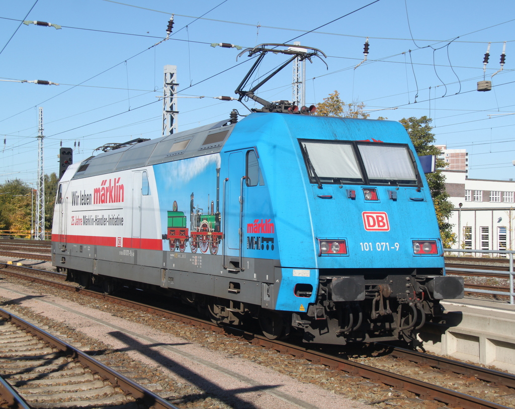 Die neue blau-wei�e M�rklin-Werbelok 101 071-9 beim Rangieren im Rostocker Hbf.11.10.2015 