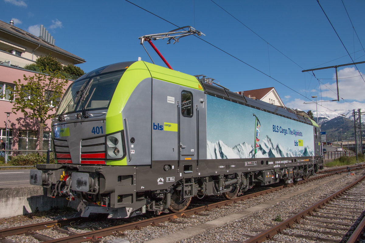Die neue BLS Cargo Siemens Vectron Re 475 401 präsentiert sich bei schönstem Wetter in Spiez. 04.05.2016
