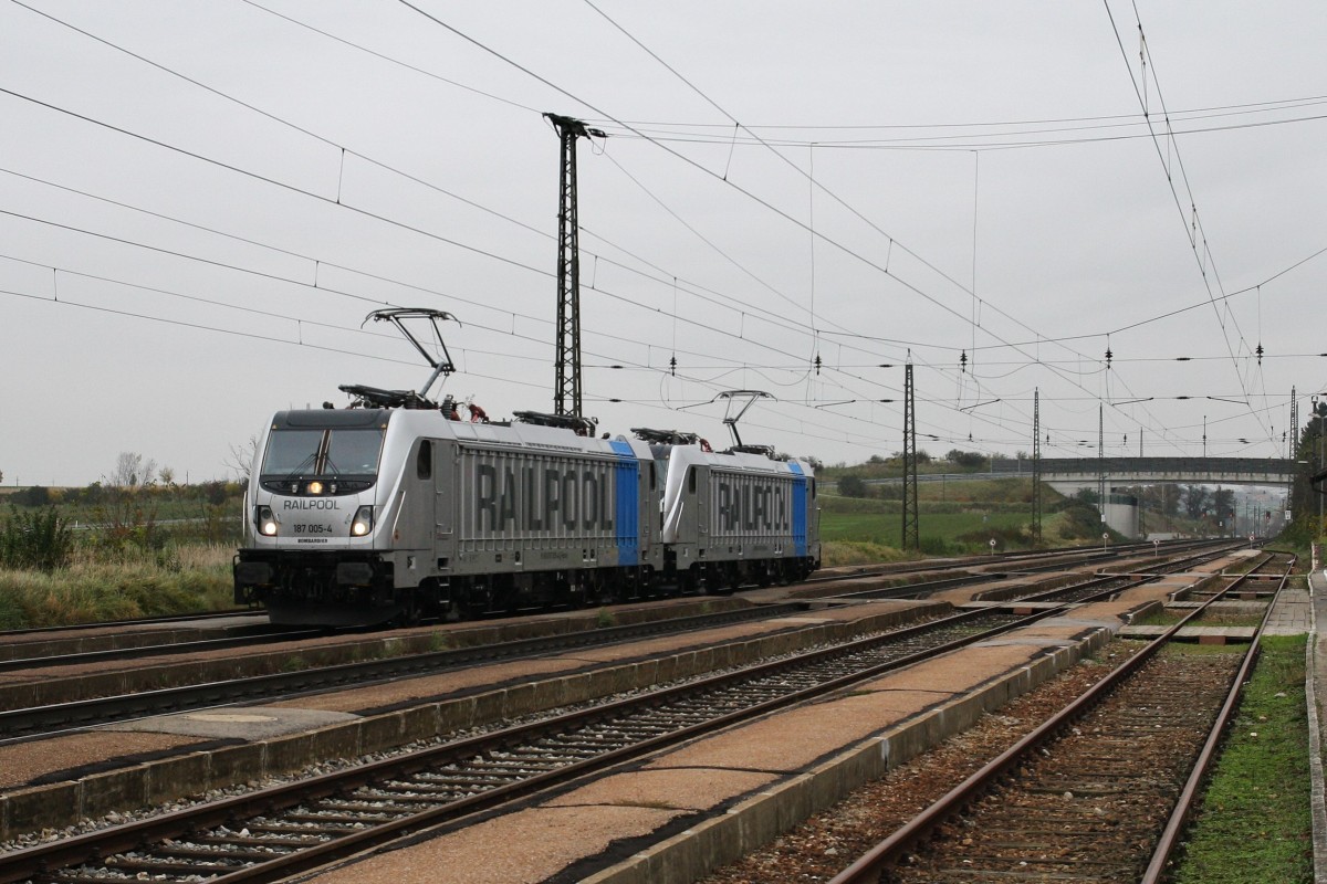 Die neue BR 187 ist momentan für Testfahren auf der Westbahn in Niederösterreich unterwegs. Hier fahren am 7.11.2014 die 187 005-4 und 187 007-0 von Railpool durch den Bahnhof Kirchstetten Richtung St. Pölten. Grüße an die Triebfahrzeugführer.
