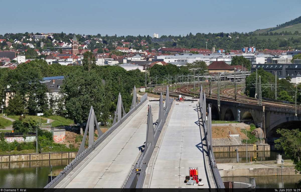 Die neue Brücke über den Neckar zwischen Stuttgart-Bad Cannstatt und Rosenstein nimmt Gestalt an. Wie auf der alten Brücke, sind die Züge hier dann auf vier Gleisen unterwegs - auf dem linken (nördlichen) Teil die S-Bahn, auf dem rechten (südlichen) Teil die Fernbahn. Sie soll voraussichtlich im Jahr 2025 in Betrieb gehen.

🚩 Bahnstrecke Stuttgart–Ulm (Filstalbahn | KBS 750)
🕓 14.6.2021 | 16:29 Uhr