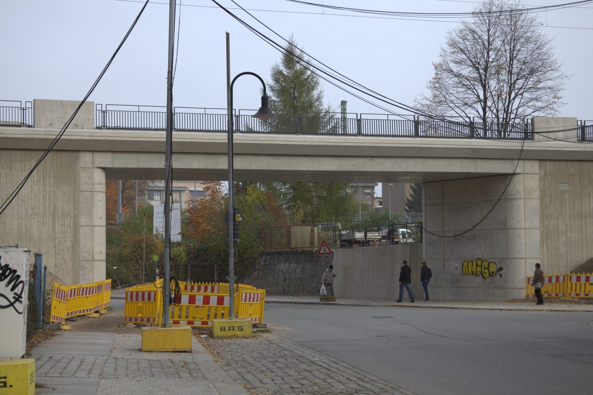 Die neue Brücke über die Trachenberger Str. am Leismiger Platz in Dresden Pieschen 
für das Gütergleis zum Gbf Dr. Neustadt. Noch stört der  Baustellenmüll  den Betrachter. 30.10.2015 12:51 Uhr.