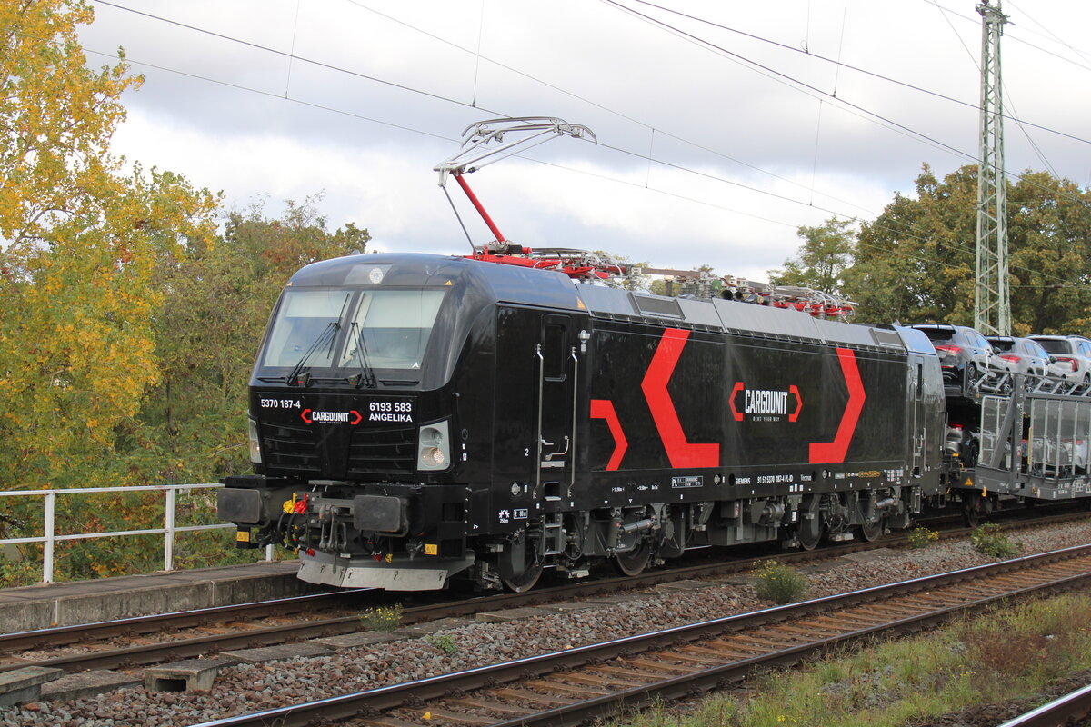 Die neue Cargounit 5370 187-4  Angelika  zeigte sich am 19.10.2026 mit einem Mercedes Autotransportzug aus Kecskem�t in Magdeburg-Neustadt.