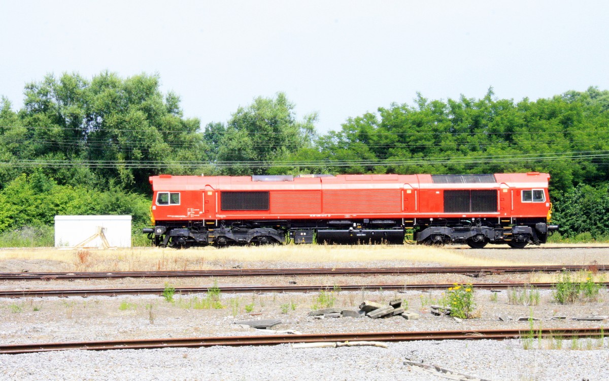 Die neue Class 66 DE6313 von Crossrail steht abgestellt in Montzen-Gare(B) bei Sommerwetter am 14.7.2013.