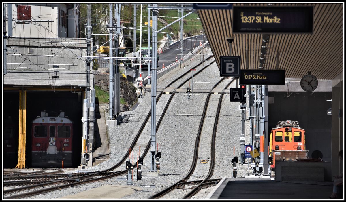 Die neue doppelspurige Einfahrt in Poschiavo Seite Bernina. Das linke Gleis kann allerdings nur für die Depotzufahrt oder für Dienstzüge benützt werden, da nur noch das Gleis rechts über einen Bahnsteig für Passagiere verfügt. ABe 4/4 III 54  Hakone  und De 2/2 151 machen Pause. (01.05.2019)