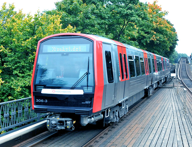 Die Neue DT5 von Hamburg Hochbahn fuhr eine test fahrt 20.9.11