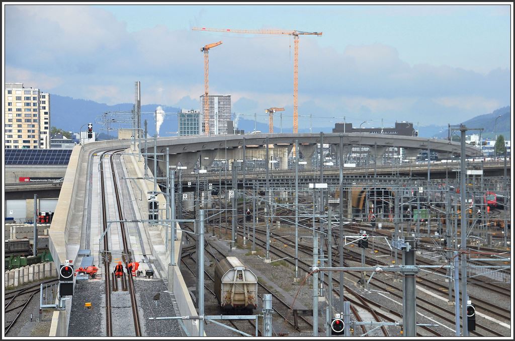 Die Neue Durchmesserlinie (DML), die im Dezember in Betrieb kommt, verfügt für die westwärts fahrenden Züge über den längsten Viadukt der Schweiz. Heute wird noch gearbeitet an diesem riesigen Brückenbauwerk. Blick von der Hardbrücke Richtung Westen. (24.09.2015)