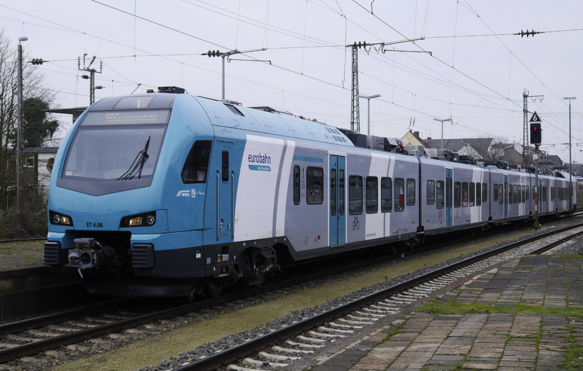 Die  neue  Eurobahn: Zug der RB 61 Hengelo - Bielefeld bei der Einfahrt in Rheine. Die  hollandfähigen  Flirt 3 haben die interne Seriennummer 4 erhalten. Im Bild: ET 4.06, NVR 94 80 2429 016. Rheine, 14.1.18.