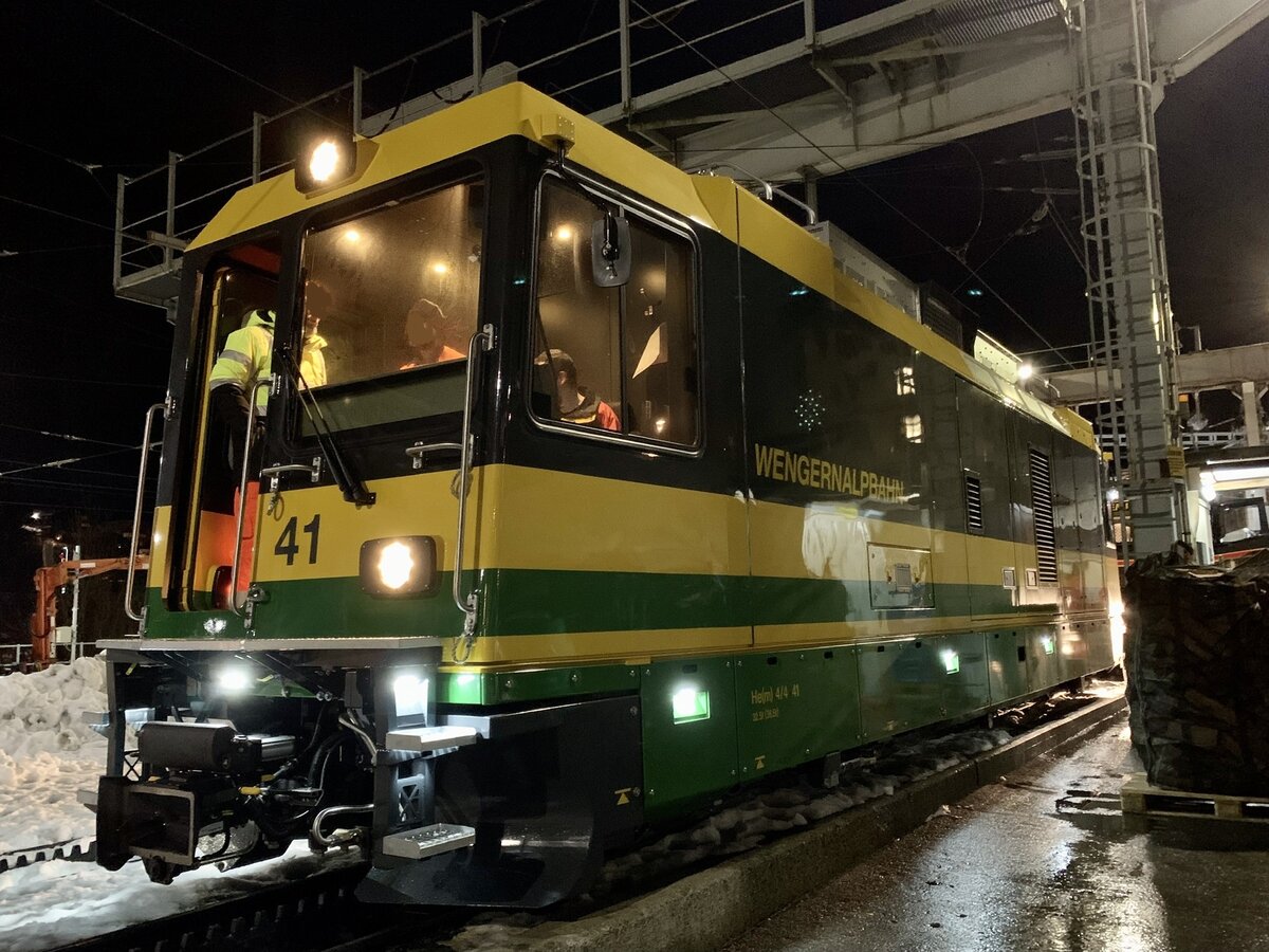 Die neue gerade frisch angelieferte He(m) 4/4 41 der WAB für den zukünftigen Wengen Shuttle am 3.2.22 beim Bahnhof Lauterbrunnen.