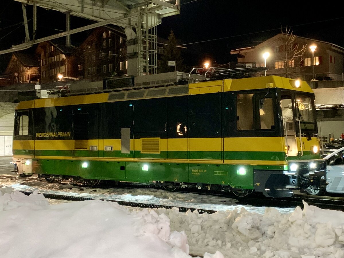 Die neue gerade frisch angelieferte He(m) 4/4 41 der WAB für den zukünftigen Wengen Shuttle am 3.2.22 beim Bahnhof Lauterbrunnen.