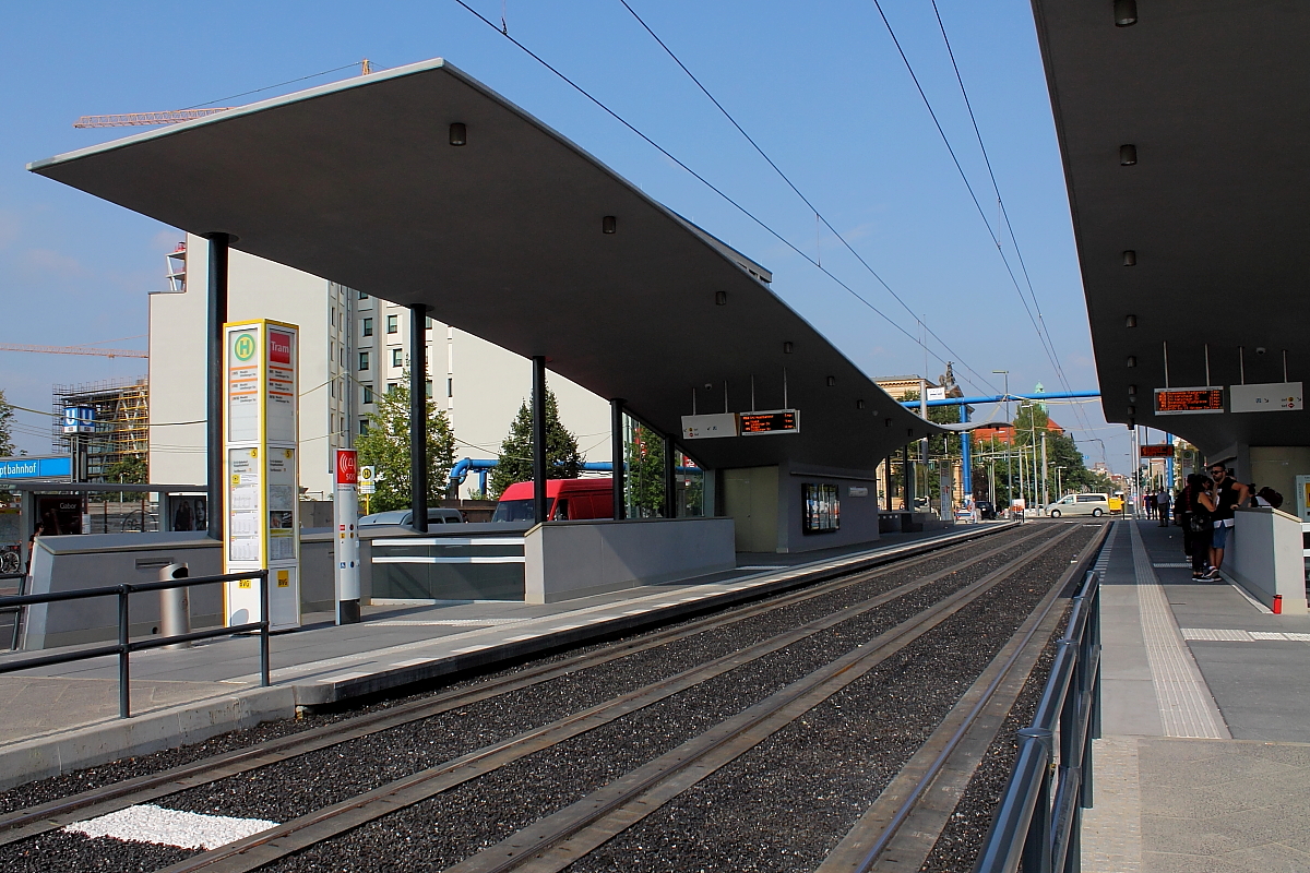 Die neue Haltestelle der BVG Berlin Hauptbahnhof am 01.09.2015.
Es bedurfte schon einige Zeit, denn seit kurzer Zeit wird die Station von der M 5, M 8 und der M 10 genutzt.

