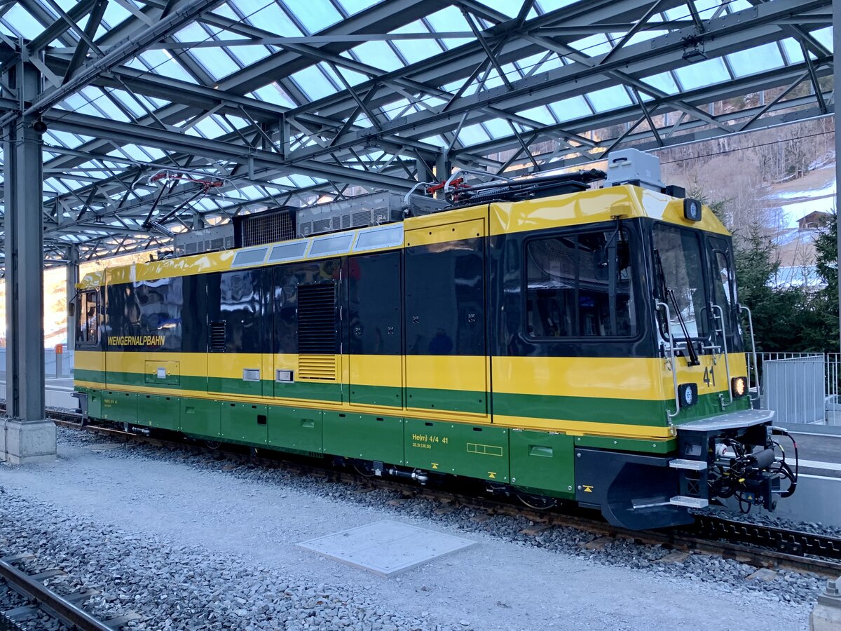 Die neue He(m) 4/4 41 der WAB am 9.2.22 im Bahnhof Lauterbunnen.