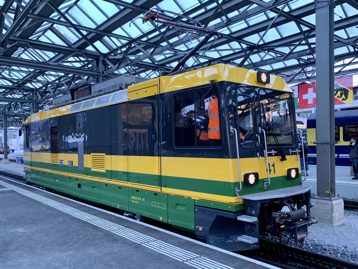 Die neue He(m) 4/4 41 der WAB am 9.2.22 im Bahnhof Lauterbrunnen.