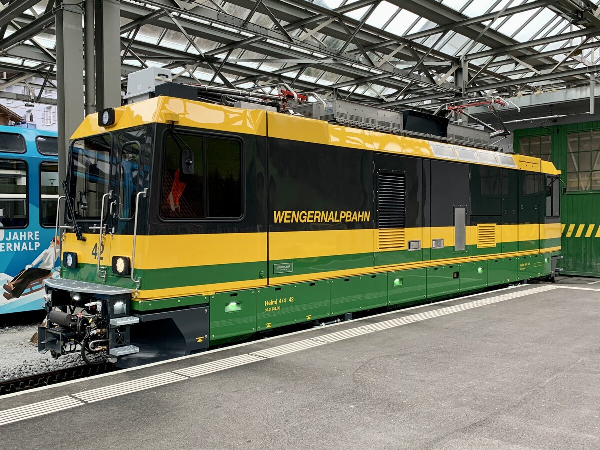Die neue He(m) 4/4 42 der WAB am 8.4.22 im Bahnhof von Lauterbrunnen.