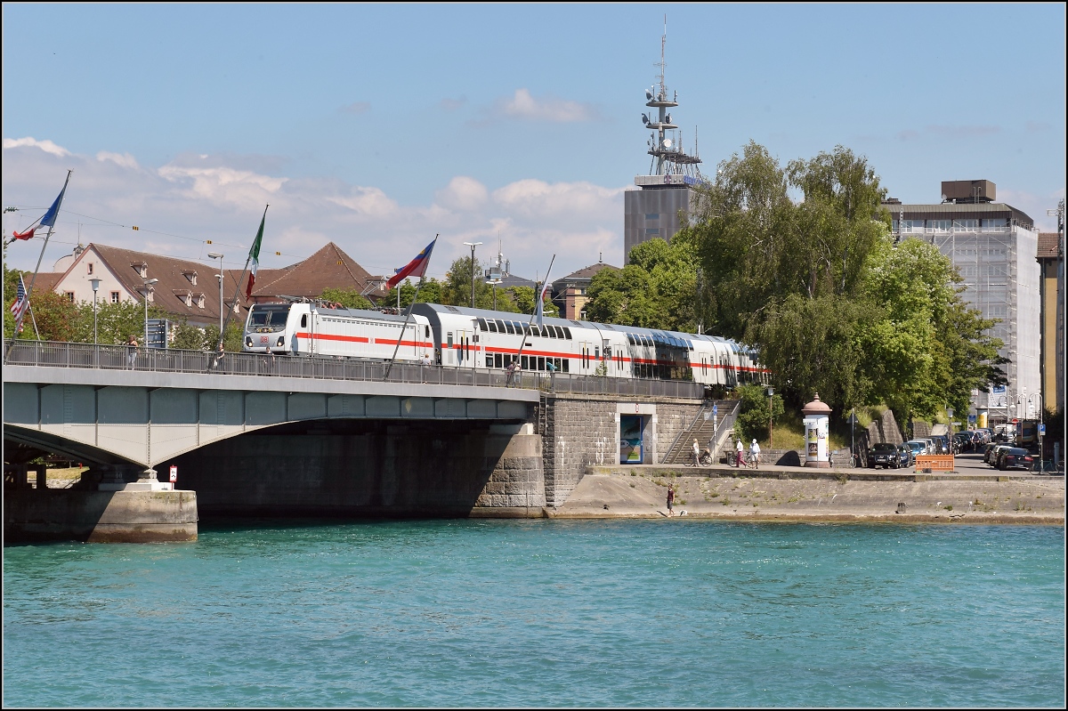Die neue, leider neigetechniklose Gäubahn wagt sich erstmals auf die Strecke. 147 557 mit dem schweizgängigen Dostopark kommt am alternativen Streckenast in Konstanz an. Juli 2018.