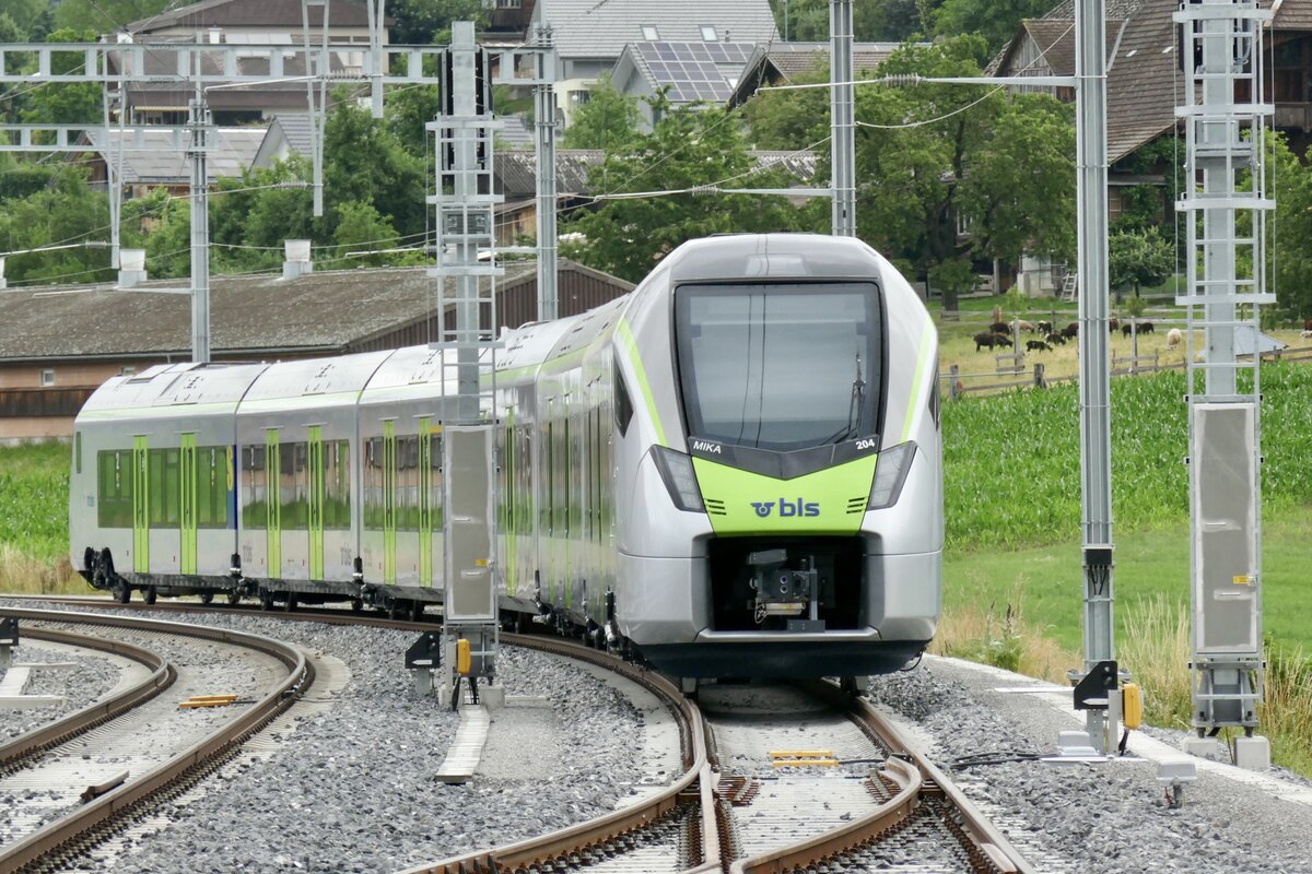 Die neue MIKA RABe 528 204 (übernahme 18.08.23) für die BLS am 22.6.23 beim Bahnhof Brenzikofen abgestellt und vom Perronende aus aufgenommen.