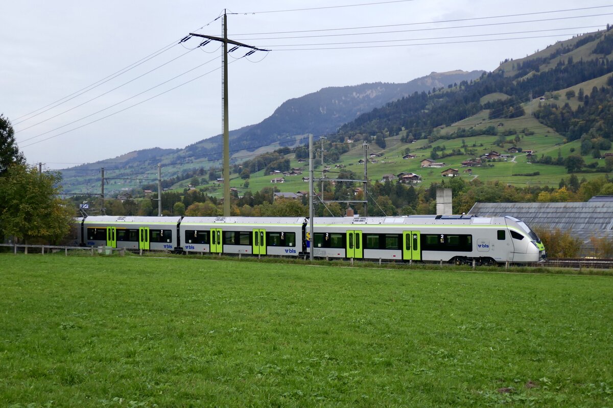 Die neue MIKA RABe 528 207 (Übernahme 27.10.23) die am 23.10.23 in Frutigen abgestellt ist.