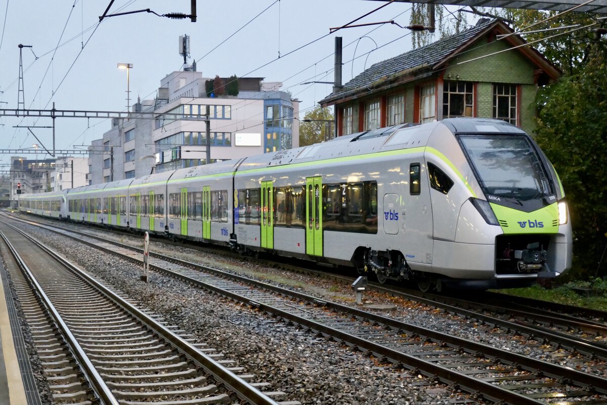 Die neue MIKA RABe 528 209 (Übernahme 22.12.23) mit dem RABe 528 208 (Übernahme 24.11.23) zusammen am 9.11.23 beim Bahnhof Gümligen abgestellt.