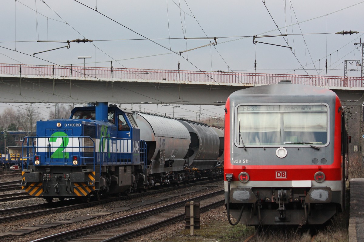 Die neue Niag 2 (ex HGK DH 702) am 19.3.13 mit dem Sodazug in Duisburg-Entenfang.