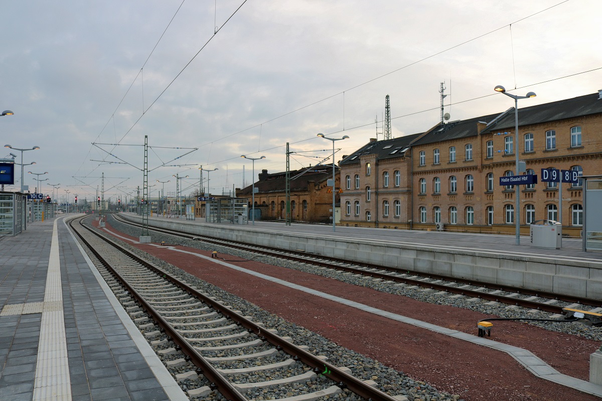 Die neue Ostseite in Halle(Saale)Hbf mit Blick auf die Bahnsteige 8/9 und Gleis 10 in südlicher Richtung. Vor dem Umbau war die Nummerierung der Gleise anders: So fing sie hier mit Gleis 7 an und endete mit Gleis 12; heute sind auf dieser Seite die Gleise 8 bis 13. Grund dafür ist, dass Gleis 1a auf der Westseite später in Gleis 1 umbenannt werden soll. [2.12.2017 | 15:17 Uhr]