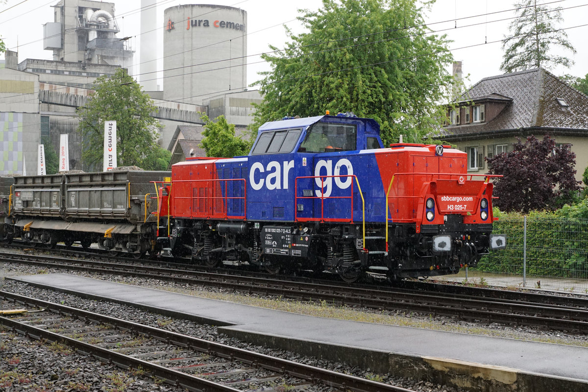 Die neue Rangierlok H3 025-7 von Alstrom bei SBB Cargo im Einsatz in Wildegg am 28. Mai 2019.
Seit Mitte 2017 stehen bei SBB Cargo die ersten drei Prima H3-Hybridlokomotiven im Hafen Basel-Kleinhüningen und in Wildegg im Einsatz. Weitere werden folgen. 
Foto: Walter Ruetsch

