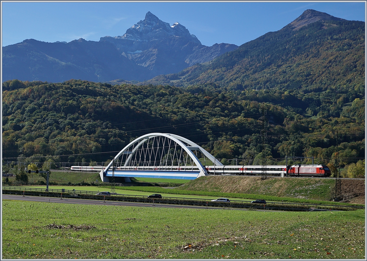 Die neue Rohnebrücke zwischen Bex und St-Maurice ist nun nicht nur fertig, sondern auch die  Baustellenlandschaft  um die Brücke herum ist weitgehend verschwunden.
Das Bild zeigt einen IR nach Brig, welcher von einer SBB Re 460 geschoben wird.
7. Okt. 2017