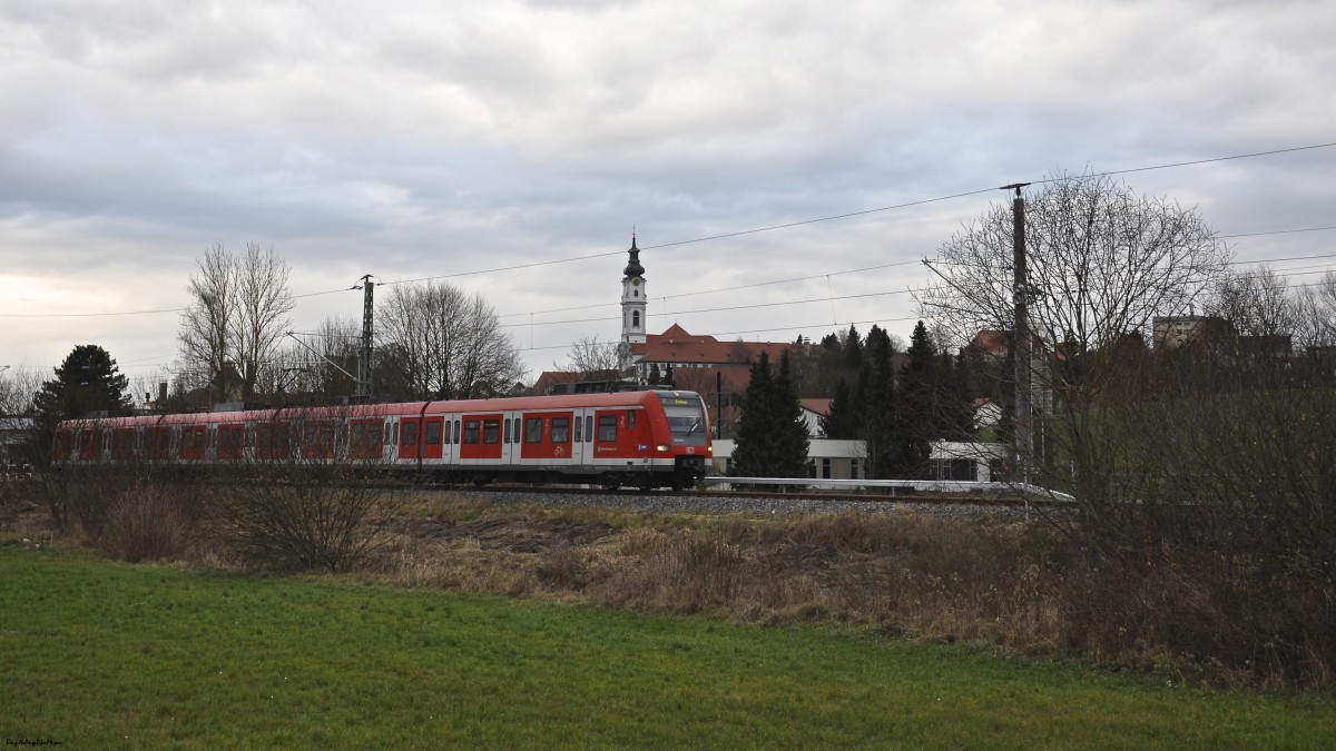 Die neue S-Bahn, Baureihe 423, zwischen München und Altomünster, am Tag der offiziellen Eröffnung in Altomünster, dem 14.12.2014. Die Strecke wurde elektrifiziert. Die S2 verlässt gerade den Bahnhof Altomünster.
