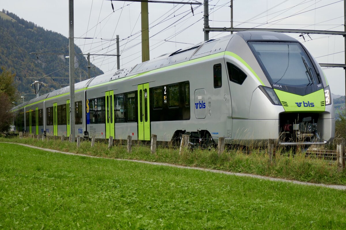 Die neue S-Bahn MIKA RABe 528 207 für die BLS am 23.10.23 in Frutigen abgestellt.