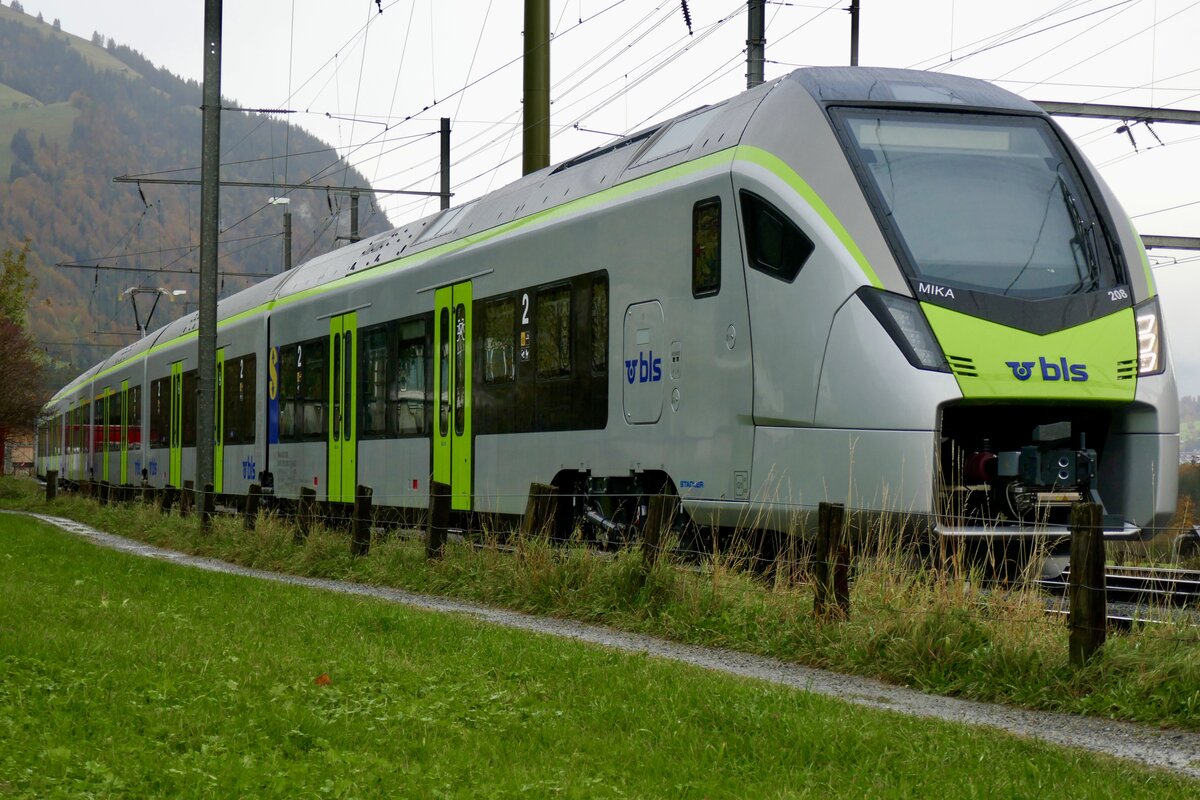 Die neue S-Bahn MIKA RABe 528 208 (Übernahme 24.11.23) für die BLS am 5.11.23 in Frutigen abgestellt.